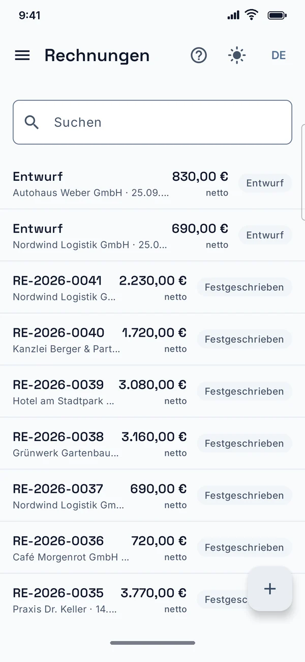 Rechnungen in der TWT-Invoice-App: zwei Entwürfe, danach die festgeschriebenen Rechnungen mit Nummer, Kunde, Nettobetrag und Status.